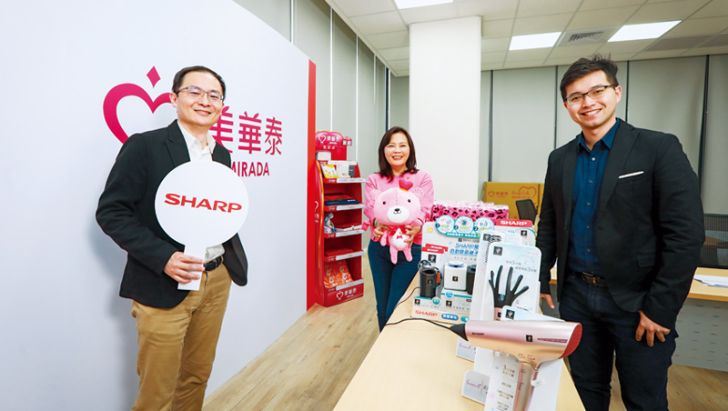 夏普總經理張凱傑（左）、美華泰總經理王孟芸（中）、營運長蕭家昕（右）打造跨領域銷售大平台，夏普自製的美容家電也將上架網站。